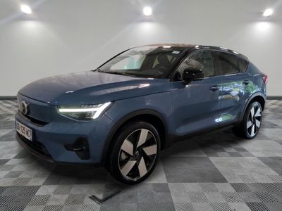 un SUV Volvo bleu garé sur un sol à damier dans un showroom