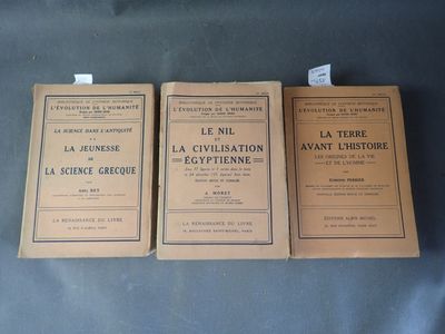 trois livres de littérature française posés sur une table