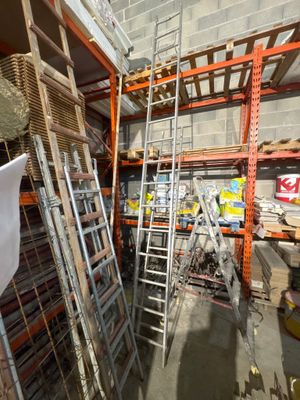 Lot comprenant : - 3 échelles - 2 escabeaux