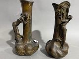 deux vases en bronze posés sur une table