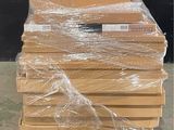 une pile de cartons posée sur une palette