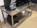 une cafetière posée sur une table en métal dans une cuisine