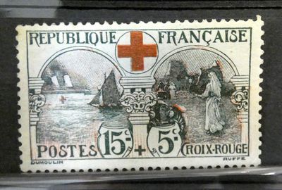 une image d'un timbre sur lequel figure une croix rouge