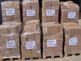 Plusieurs piles de cartons sont empilées les unes sur les autres sur une palette