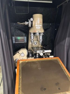 une machine posée sur une table à l'arrière d'un camion