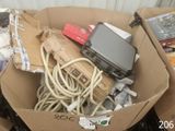 une boîte en carton remplie de matériel électronique et de câbles