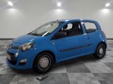 la photo d'une petite voiture bleue sur un sol en damier