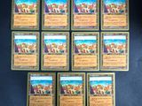 une pile de cartes posées sur une table