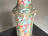un vase posé sur une table