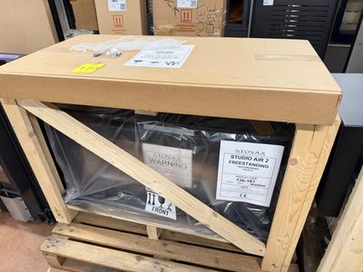 a wooden box that is sitting on top of a pallet