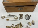 une petite boîte en bois contenant tout un tas d'objets