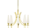 un lustre en laiton muni de cinq abat-jours en verre blanc suspendu au plafond