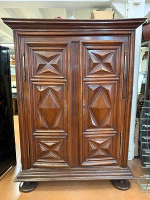 ARMOIRE en bois naturel à façade à pointes de diamant.