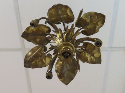 un lustre doré suspendu au plafond