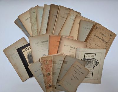 plusieurs vieux livres sont empilés sur une table