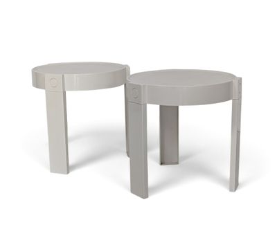 lot de deux tables d'appoint rondes avec un plateau blanc et des pieds gris