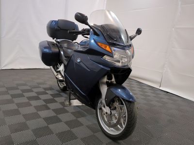 une photo d'une moto bleue garée sur un sol à damier
