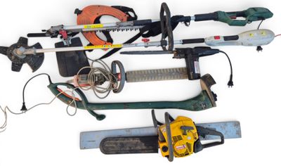 les nombreux types d'outils qui se trouvent sur la table
