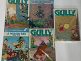 Plusieurs bandes dessinées sont posées sur une table avec un fond blanc.