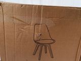 une boîte en carton sur laquelle est dessiné une chaise