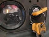 un gros plan d'une clé de voiture à laquelle est attaché un porte-clés