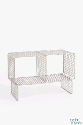 une photo d'une étagère en fil métallique blanc comportant deux tablettes