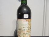 une bouteille de vin posée sur une table