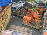 beaucoup de déchets par terre à côté d'un immeuble