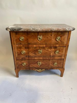 commode ancienne avec dessus en marbre et poignées en laiton