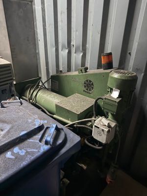 une machine posée à côté d'une poubelle