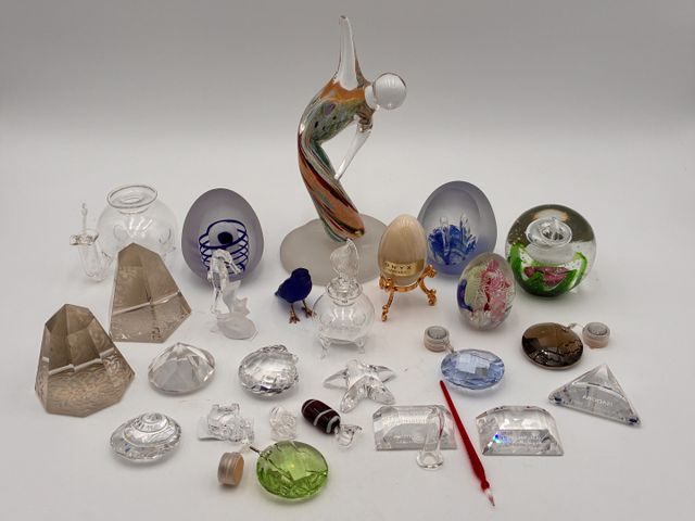 Lot d’objets de vitrine en cristal et verre. 