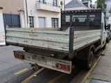 un camion garé sur le bord de la rue
