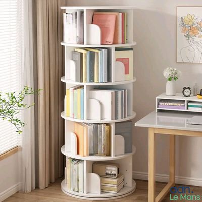 une bibliothèque blanche sur laquelle sont posés de nombreux livres