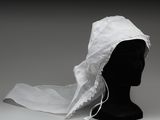une tête de mannequin noire recouverte d'un tissu blanc