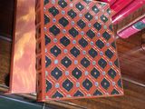un livre posé sur une table