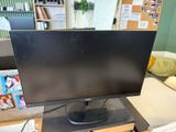 un écran d'ordinateur posé sur un bureau