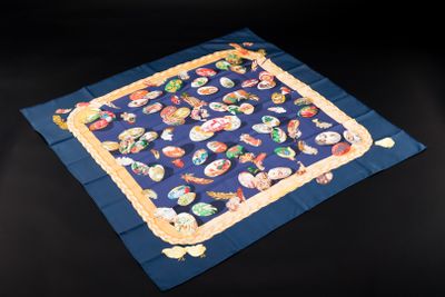 une image représentant une nappe bleue sur laquelle sont disposés des sushis