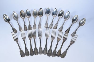 beaucoup de cuillères et de fourchettes sur la table
