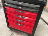 une photo d'un établi sur lequel sont disposés de nombreux outils