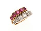 gros plan d'une bague en diamant et rubis sur fond blanc