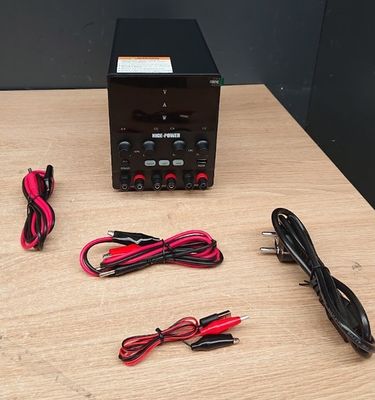 une photo d'une table en bois sur laquelle sont posés des appareils électroniques