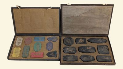 une boîte ouverte contenant divers minéraux et autres objets