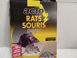 une image représentant une boîte posée sur une table, avec une souris à l'intérieur
