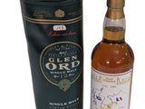 une image représentant une bouteille de whisky à côté d'une boîte noire