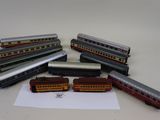 Plusieurs petits trains sont alignés sur une feuille de papier