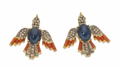 une photo d'une paire de boucles d'oreilles ornées de pierres bleues et orange