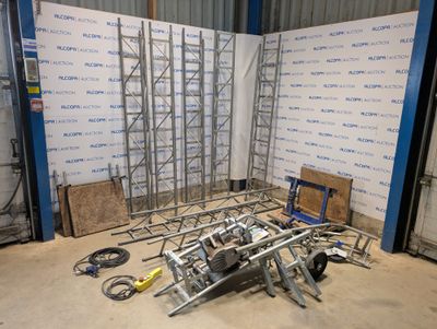 beaucoup d'échafaudages sur un bâtiment en cours de construction