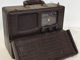 une radio à l'ancienne posée sur une valise