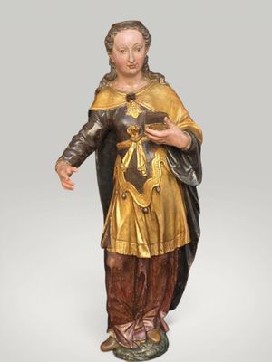 une statue représentant un homme vêtu d'une tenue dorée et tenant une croix