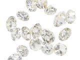 une grappe de diamants blancs sur fond blanc